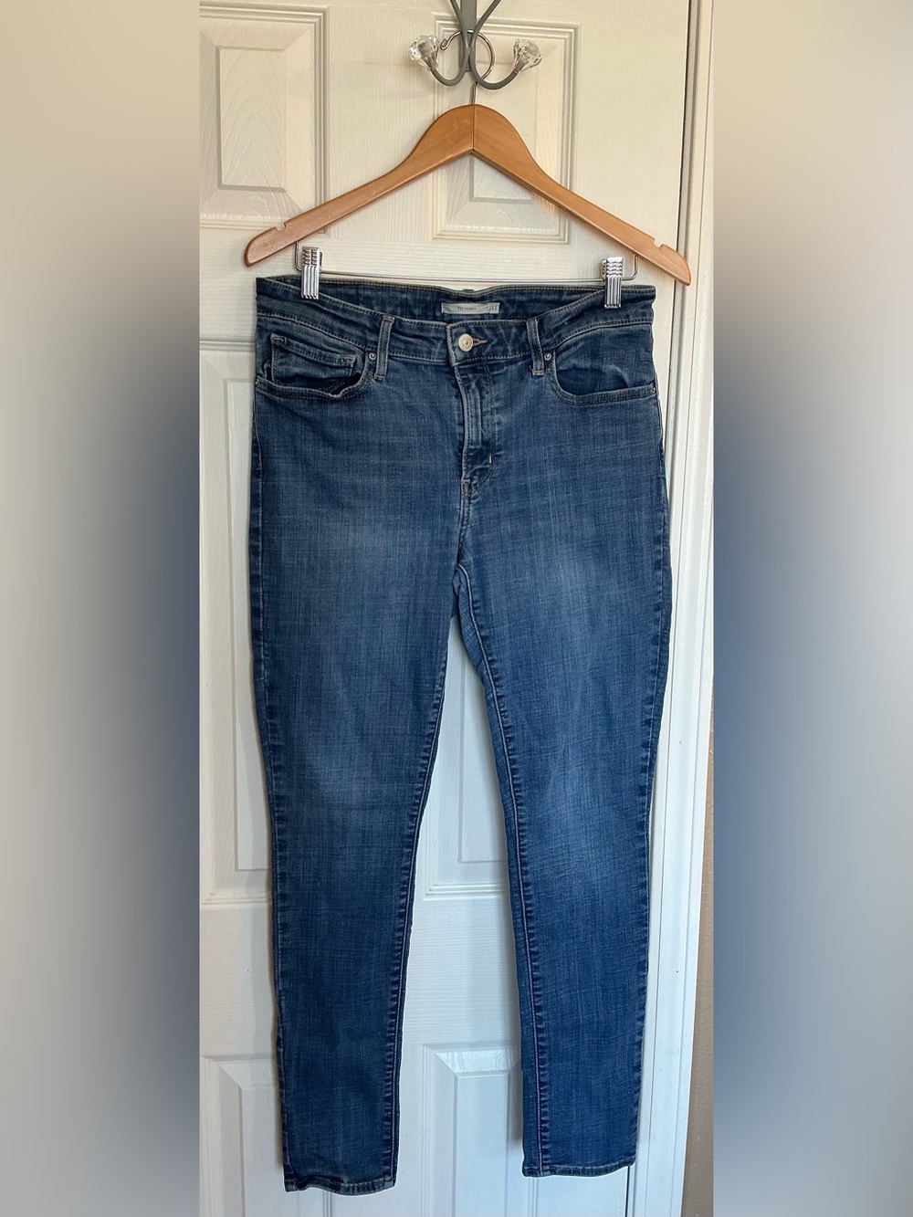 Levi’s 711 Skinny Women’s Medium Wash Blue Denim Faded Whiskered Jeans Size 31
